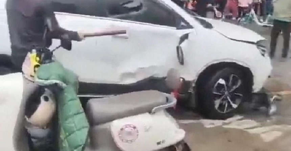 You are currently viewing Car crashes into people outside primary school in central China.