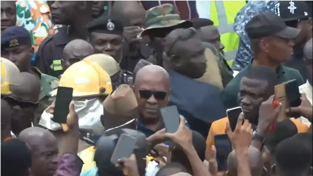 You are currently viewing President Mahama Visits Adum Market Fire Victims