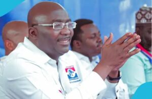 Read more about the article Dr. Bawumia Shows Compassion to Injured KNUST Student