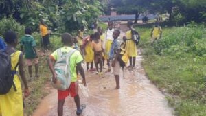 Read more about the article Flooded River Kusi Disrupts Access to Badu Methodist ‘B’ Basic School